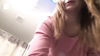woman pooping on the floor - video 101