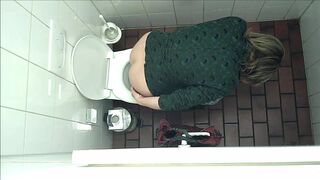 Woman has to go to the Toilet!