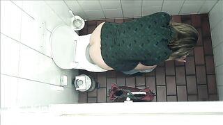 Woman has to go to the Toilet!