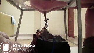 Quatro mulheres cagando na cara do homem