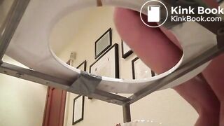 Quatro mulheres cagando na cara do homem