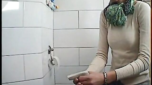 Christina on toilet pissing - COM-2