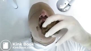 Mulher enchendo a boca do homem de merda