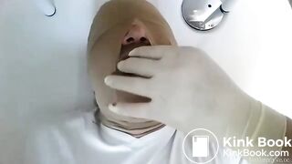 Mulher enchendo a boca do homem de merda