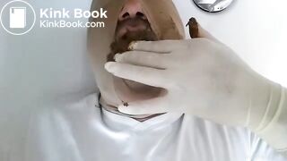 Mulher enchendo a boca do homem de merda