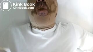 Mulher enchendo a boca do homem de merda