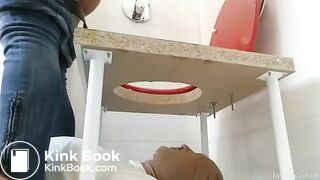 Mulher enchendo a boca do homem de merda