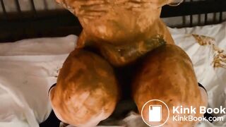 Tattoed babe shits and smears her body