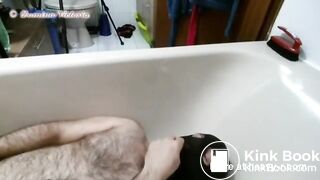 Mulher cagando na boca do homem dentro da banheira