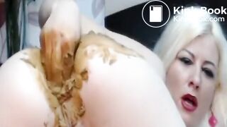 pretty blonde pooping and peeing