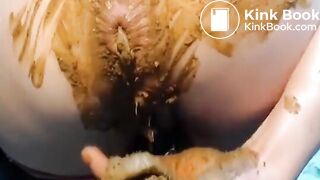 pretty blonde pooping and peeing