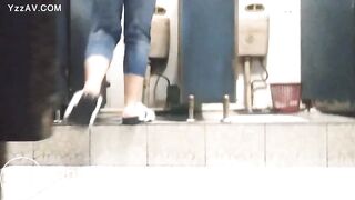 chinese girls poop in open toilet 2