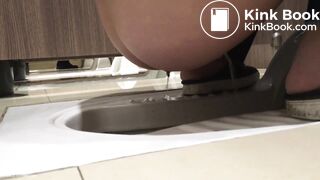 Spying amateur girl in toilet