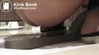 Spying amateur girl in toilet