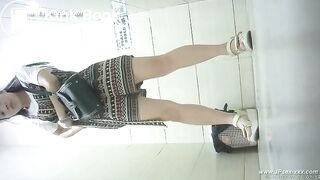 Chinese girls go to toilet 100