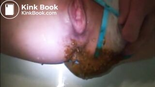 Girl shitting in her panties - video 2