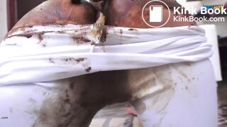 Beautifull girl shitting and smear
