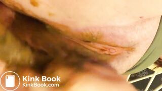 Amateur woman loves scat 1