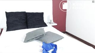 Camwhore tastes her shit