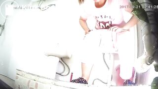 Chinese girls go to toilet 95