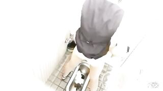 Japanese OL Poop in the public toilet at lunchtime - video 2