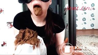 sexy girl with a mask shits - video 9