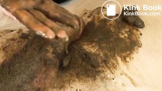 Cagando no pau e batendo uma até gozar