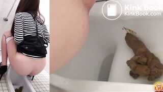 pretty jap girl pooping