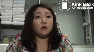 KOREAN WOMAN POOP IN TOILET