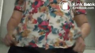 KOREAN WOMAN POOP IN TOILET