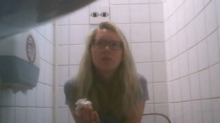 Spycam Sexy teen toilet diarrhea farting