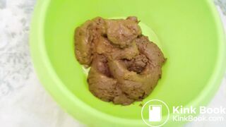 Blonde babe combs her hair with poop