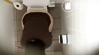 Woman pooping - video 5