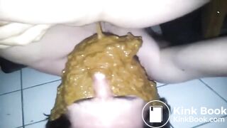 SCAT COUPLE,, SHITTING EXPLOSIVE DIARRHEA IN HIS ENTIRE FACE