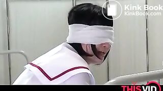 De olhos vendados cagando na boca da Japonesa