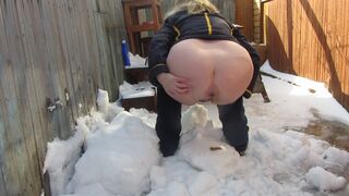 woman poops outside 004