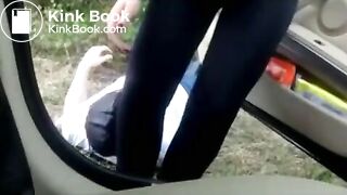 Mulher cagando na boca do homem no meio do mato