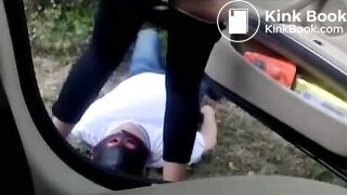 Mulher cagando na boca do homem no meio do mato