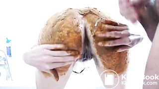 French milf smear her ass