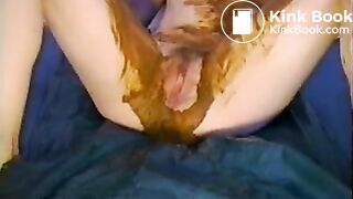 German Girl shitting & smearing