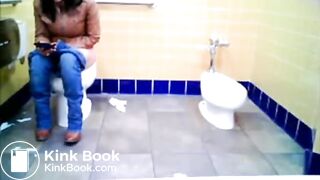 Hidden Camera catch a girl pooping on a public toilet