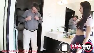 Senhor de idade tentou comer a merda da novinha mas acabou vomitando