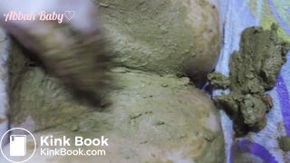 Chubby little girl shitfucks her pussy