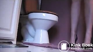 Sexy milf taking a shit