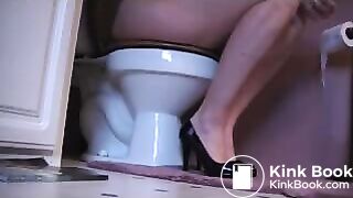 Sexy milf taking a shit