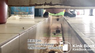 High-quality girls pooping in the toilet 6