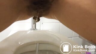 Babe poops while vlogging at a convention