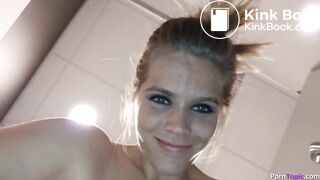 Babe poops while vlogging at a convention