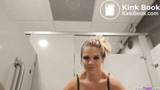 Babe poops while vlogging at a convention