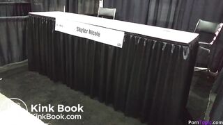 Babe poops while vlogging at a convention